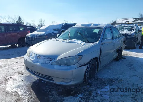 2005 Toyota Camry Le z USA, uszkodzony, nr VIN 4T1BE32K05U950834